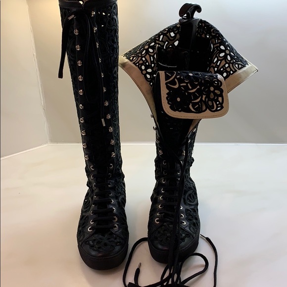 Authentic Chanel. Double sided leather sneaker/boots fabulous camellias all over - Picture 3 of 16